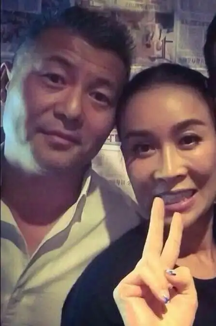 作为那英的第二任丈夫,赨梦实际上是一名商人,在北京拥有许多酒吧.