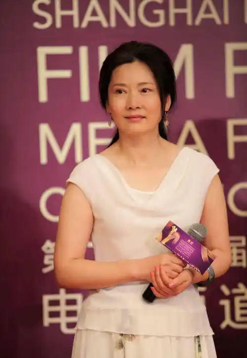 何赛飞时尚犹存老的真实,一身旗袍装时尚万种,天庭饱满一脸福相_气质