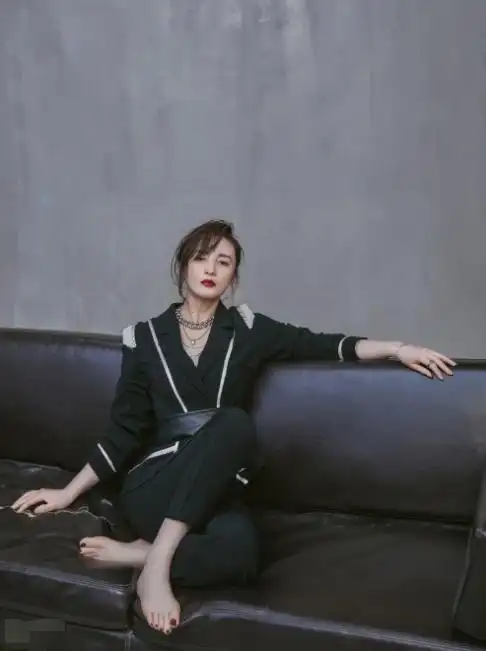 蒋勤勤最新时尚大片来袭,黑发红唇却显男子气概,又a又飒