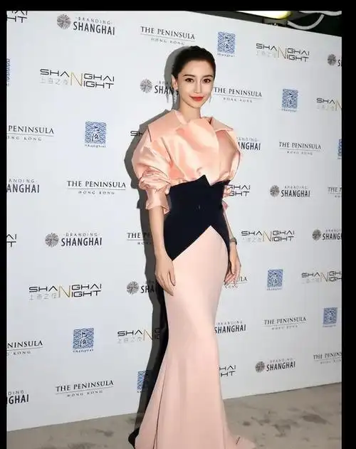 此外,angelababy还巧妙地搭配了一双高跟鞋,进一步拉长了她的身材比例