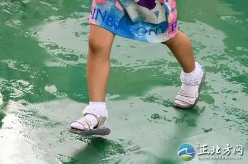 小朋友踩水玩耍.保障市民出行.