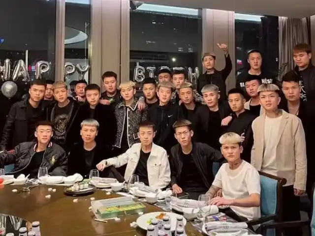 便是一群满身"纹身",穿着紧身裤,豆豆鞋,在网上自称"社会人"的滑稽