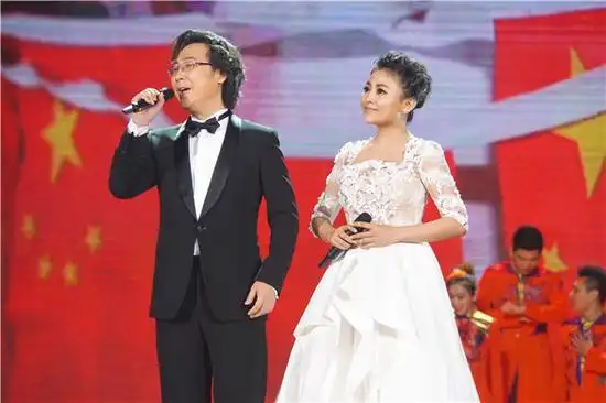 阿鲁阿卓登元宵晚会献唱用歌声送祝福