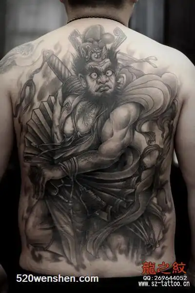 男人满背黑灰捉鬼钟馗纹身图案