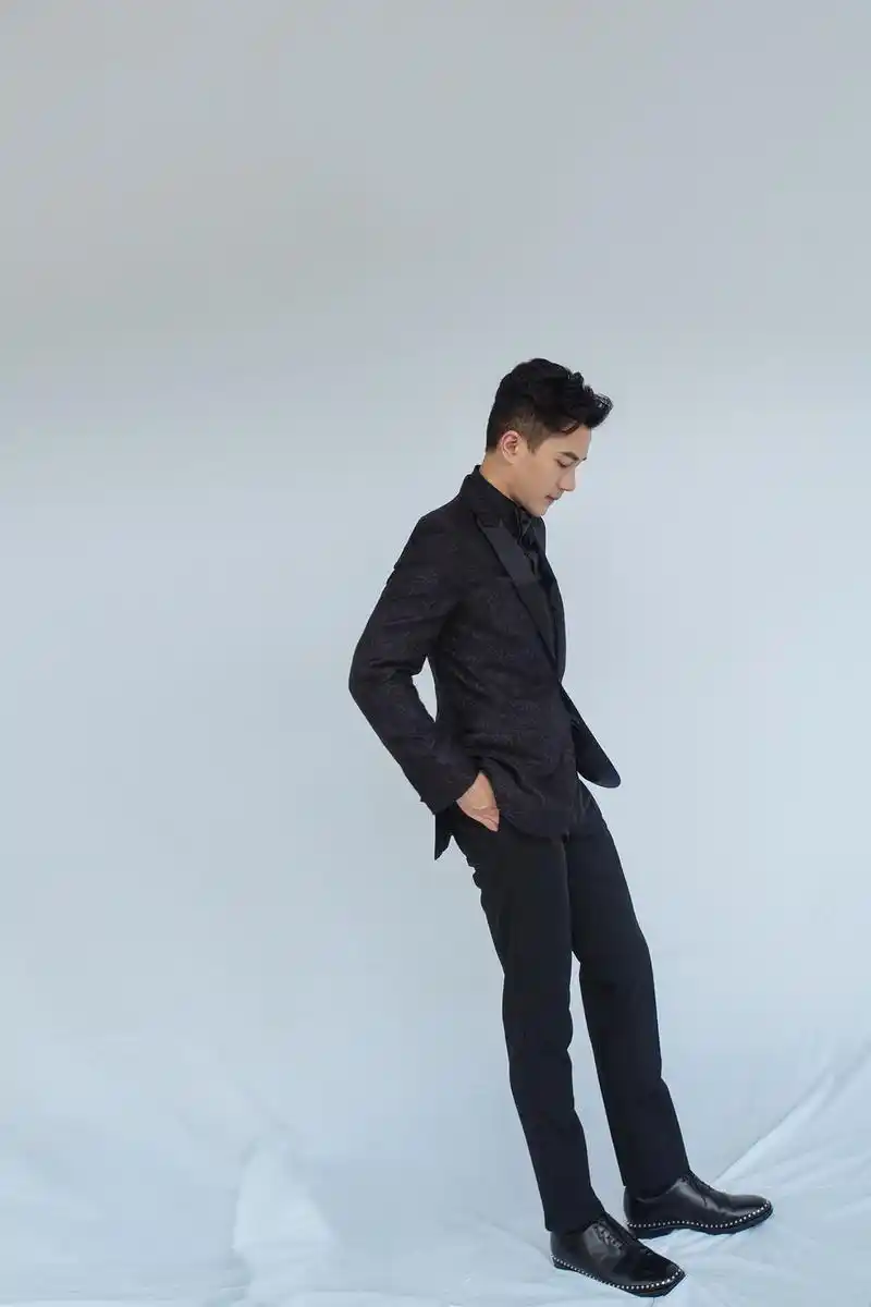 刘恺威出席活动 暗纹西装风度翩翩