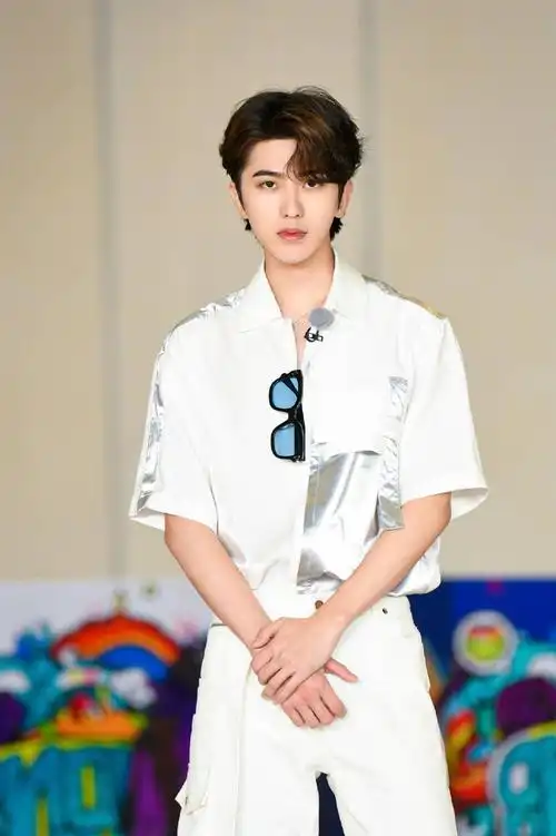 《奔跑吧》收官之夜正片上线 蔡小葵get翻球技能变身嘚瑟小猫咪