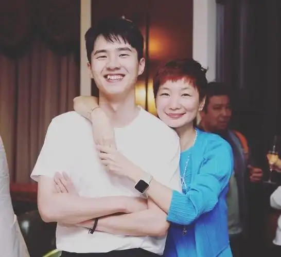 刘昊然最新合照曝光笑得见牙不见眼网友又有新的p图素材了