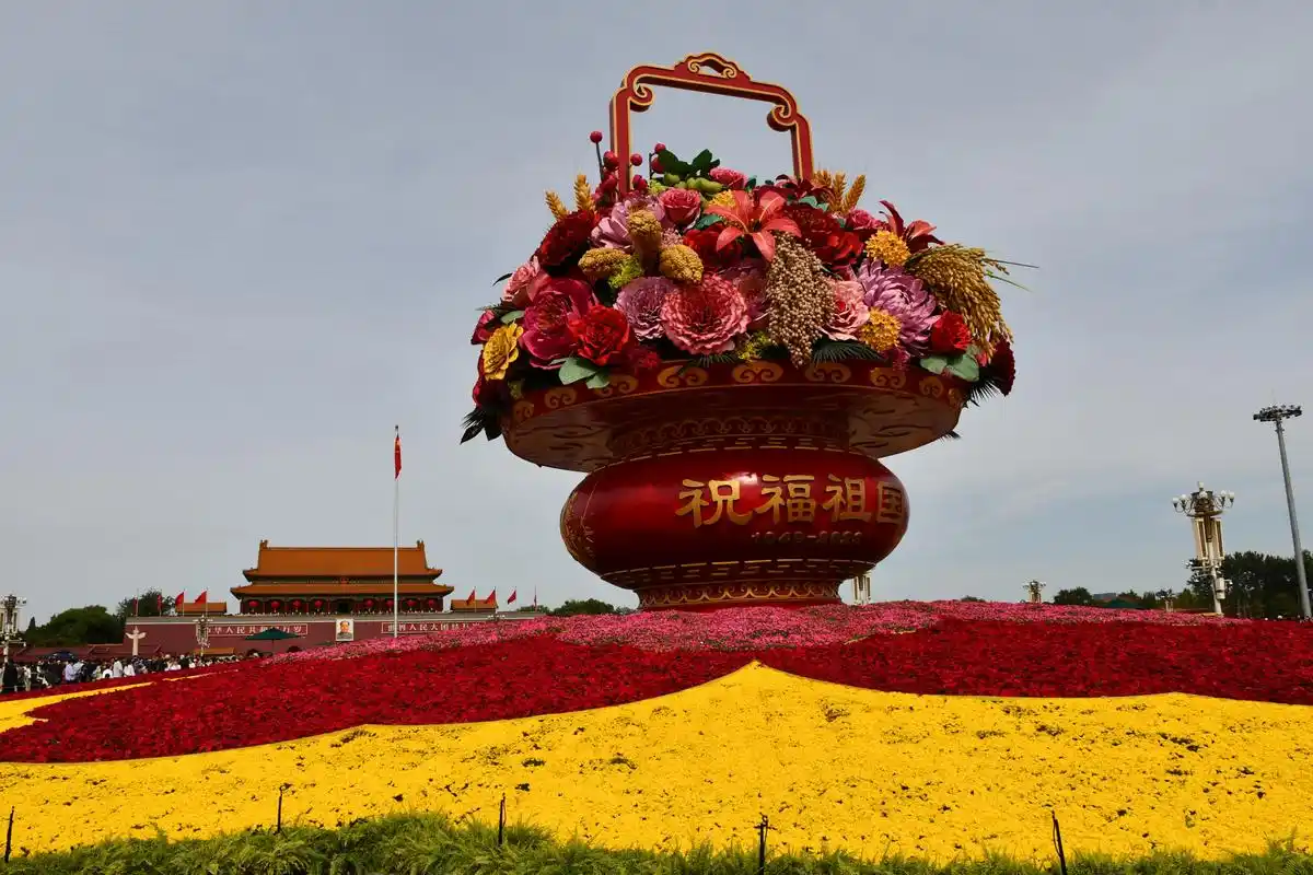 假日街拍,祝福祖国繁荣昌盛.