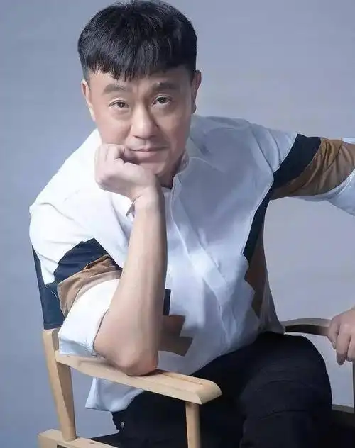 演员何冰:为何结婚几十年0绯闻?看看妻子是谁就知道了_李海洋_实力派_