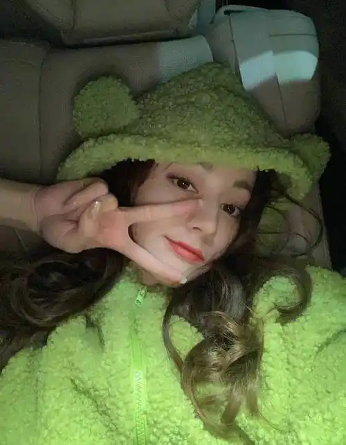 时隔近4个月,迪丽热巴终于营业晒出自拍,闭眼嘟嘴卖萌超可爱_美貌