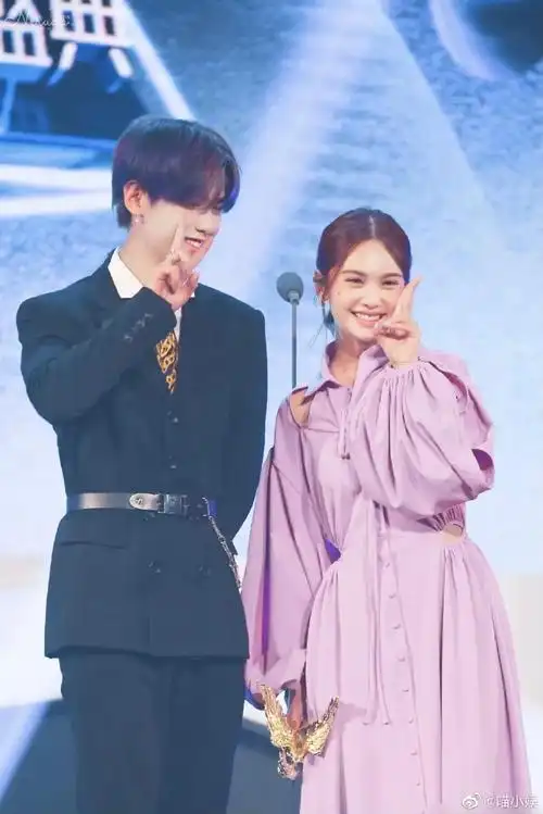 那些年,出现在合照里的黄明昊,奶萌可爱,阳光帅气,氛围感满满,慕了慕