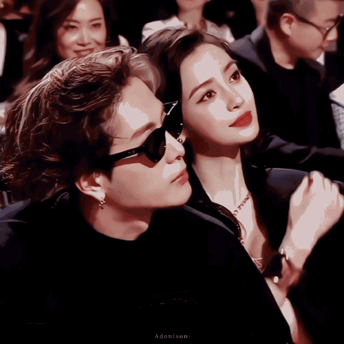 王嘉尔酒杯不离手##angelababy红毯从来没有失手过