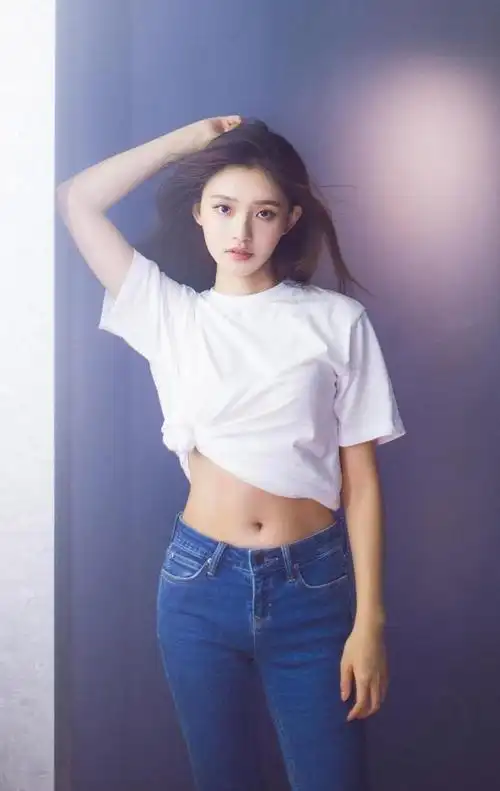 女明星林允晒身材,都说林允资源好,背后有周星驰支持