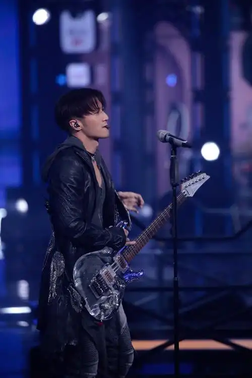 谢霆锋出席双11开幕直播盛典 携手泰山乐队嗨翻全场