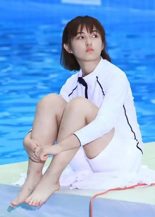 分隔两地的年轻夫妇,他们深沉而炽热的爱情在现代社会中显得尤为突出