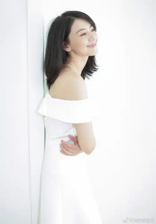 女神高圆圆7月微博营业白色上衣配黑色半身裙复古文艺范儿