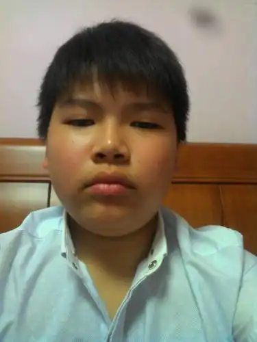 我弟弟说他们班级总是说他丑,可是我觉得还可以啊,请问我弟弟好想很