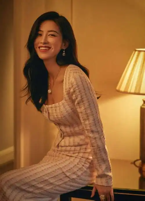 原创朱珠圈外丈夫曝光她凭颜值走红国内外婚纱造型太惊艳