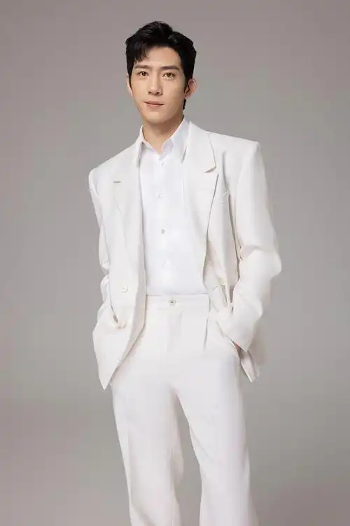 井柏然时尚写真璀璨冬日 风度翩翩似白马王子