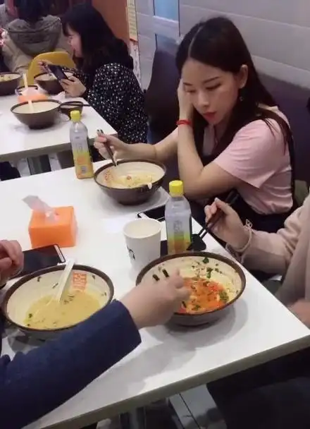 跟你一般不是孕妇的女人在一起吃饭就是这样,产后这样吃偶尔一次可以