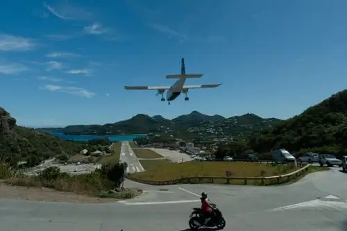 全球最短小的机场,建于悬崖上跑道仅400米,游客却冒险来体验