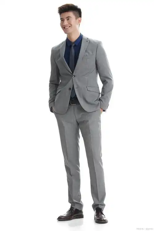 在寒冷的冬季,如何穿西装才能保持优雅又显得暖和呢?