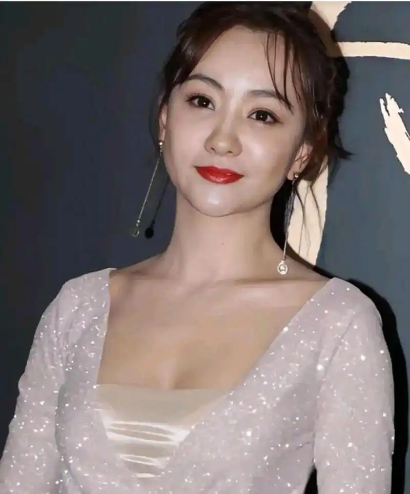 80后美女演员杨蓉一袭粉色礼服裙,温婉贤淑,尽显高雅气质.