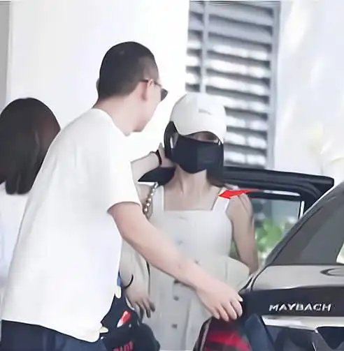 王一博赵丽颖被扒戴同款项链行程重合,这就疑似恋爱了,也太扯了