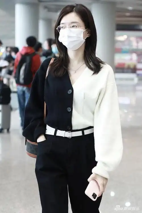 组图:江疏影黑白配毛衣穿马丁靴又美又飒 见粉丝挥手露笑眼