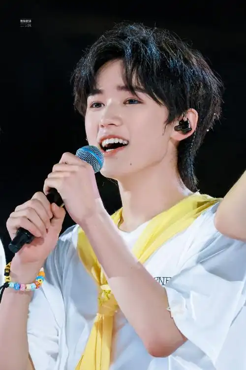 十九无垠轩邈近云霄#@时代少年团-宋亚轩邀你开启嘴角上扬魔法,笑一个