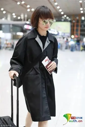 袁泉深夜启程着风衣秀美腿墨镜遮面高冷范