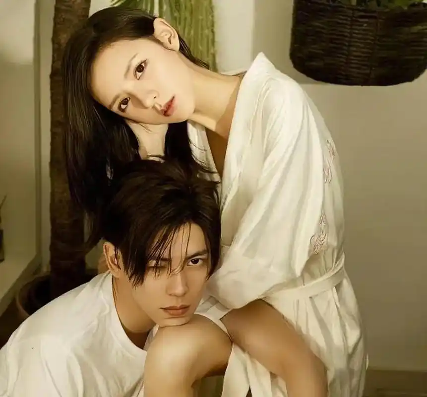 王思聪前女友张予曦,和男友拍"睡衣写真",两人对视太有爱