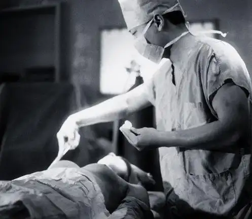纪录片《金星小姐》的剧照,金星躺在手术台上