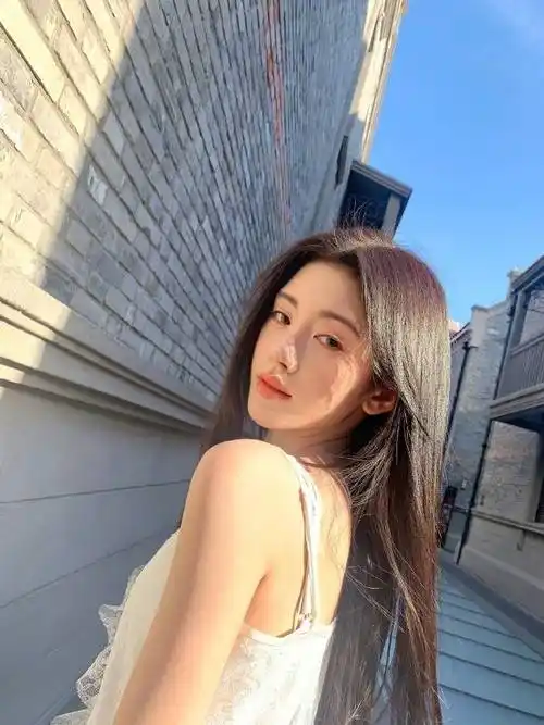 鞠婧祎再晒美照,俏皮灵动惹人爱,身材颜值在线宛如初恋