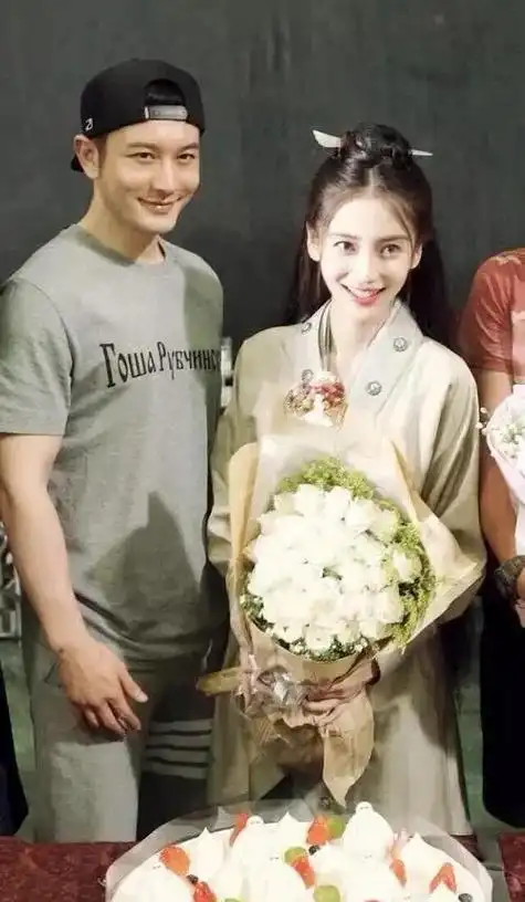 baby晒全家福庆生照!7岁小海绵太像黄晓明,baby背靠超大花束