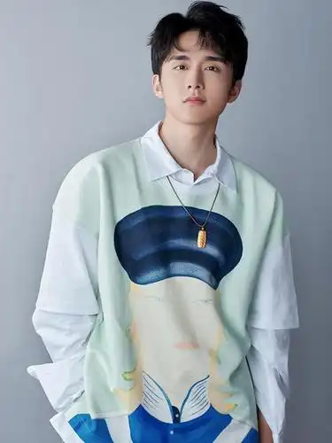 张新成"冰神"变"泥神"?身上卫衣有点意思,是本哥还是张三岁