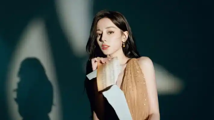 迪丽热巴"黄金雅典娜"浮光洒落金纱裙南京盐水鸭炒饭晚春不能少这锅诗