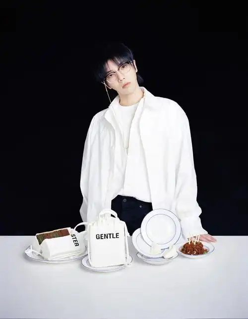 华晨宇新写真,衬衫西装,白色上衣,美术馆风格创意满满