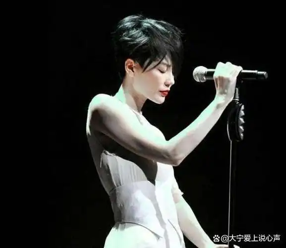 51岁王菲出镜k歌如少女马云第2次与她对唱追星5年好辛苦