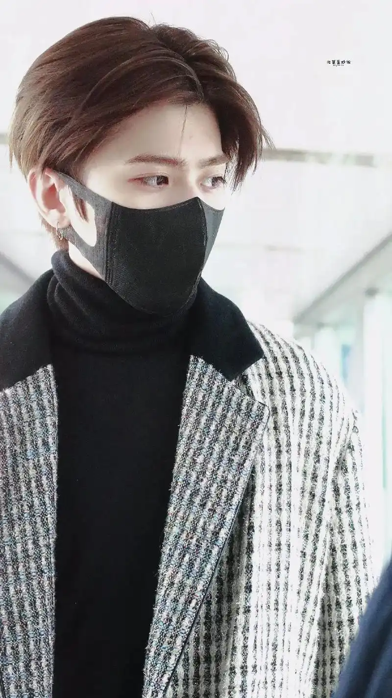 都说秋天适合思念 我认为秋天适合见面#机场照 #蔡徐坤 #恋 - 抖音