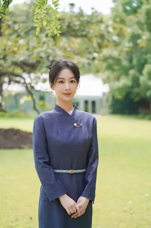 杨紫分享生活美照,甜美可爱宛如初恋,认真研读剧本超敬业