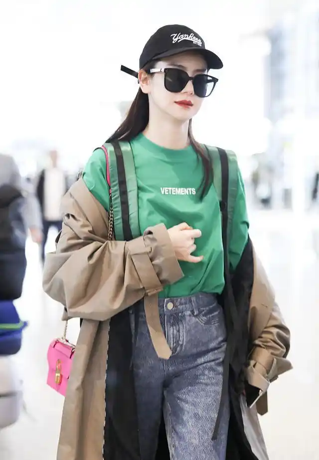 35岁戚薇帅气超赞绿色卫衣搭配风衣半脱半穿这穿搭功力我服了