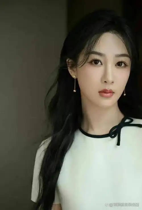 杨紫温柔淑女风造型,公主般的魅力让人心动!