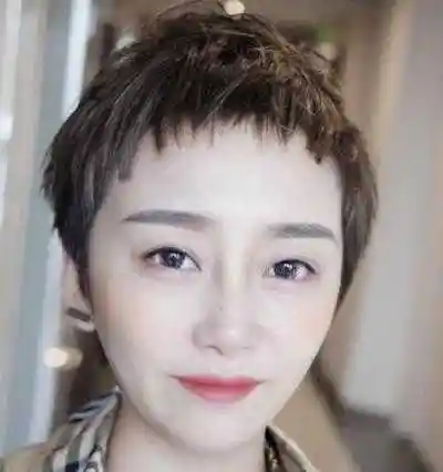 50岁女性剪露耳短发才真减龄2022年中老年女士前卫时尚超短发设计
