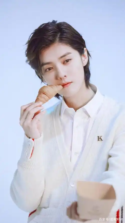 留了长发的"鹿晗"小哥哥,看起来软萌又可爱,比女生还秀气几分
