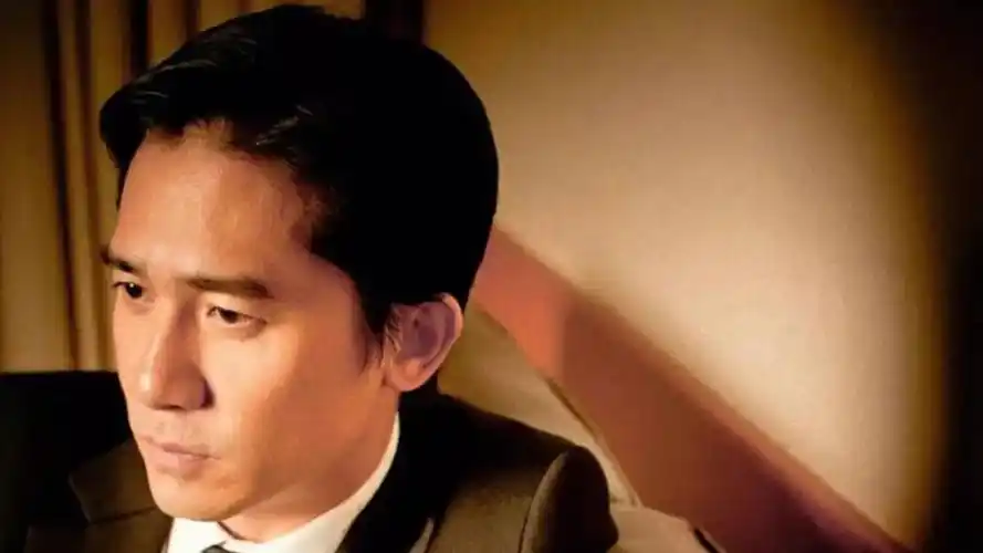 61岁梁朝伟勇闯韩娱,newjeans新歌mv飚演技,白发西装帅气依旧