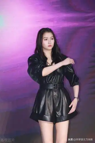 街拍:关晓彤一袭黑色皮连衣裙搭时尚短靴,尽显青春靓丽