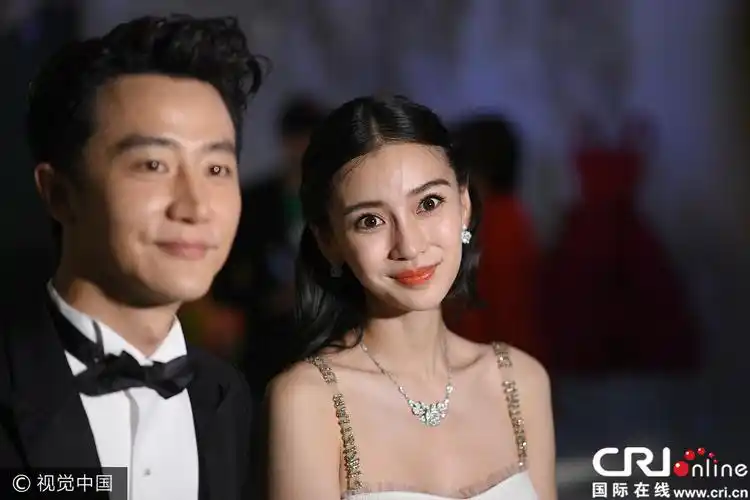 dior华诞杨颖黄轩亮相baby脸歪僵硬吓人