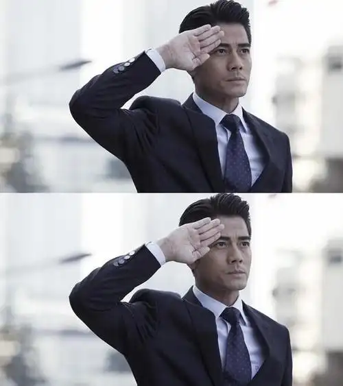 梁朝伟外形帅气,以忧郁的眼神受到大家的喜爱,在《无间道》中,梁朝伟