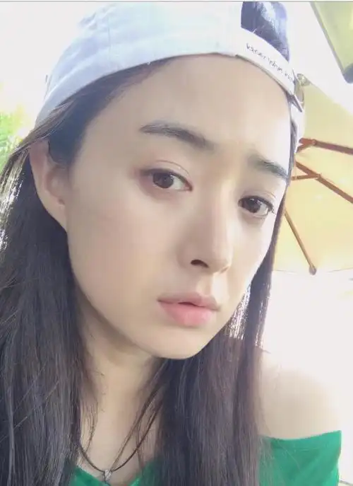 蒋欣晒素颜清纯自拍照,樊胜美不化妆更美